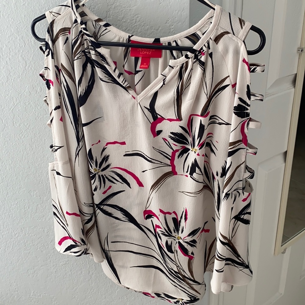 Floral blouse. Very cute. Only worn a few times.